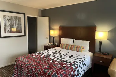 Photo 2 - Travelers Inn Eugene University