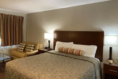 Photo 5 - Travelers Inn Eugene University