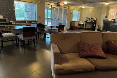 Photo 4 - Baymont by Wyndham College Station
