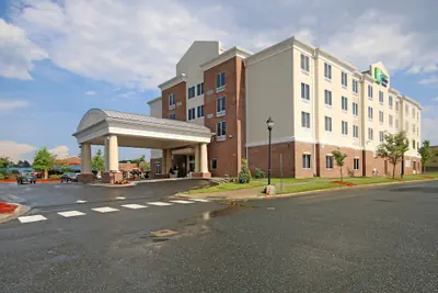 Photo 2 - Holiday Inn Express & Suites Charlotte North by IHG