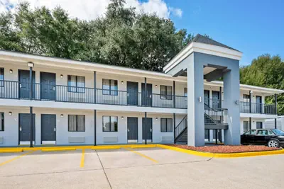 Photo 2 - Econo Lodge Biloxi Beach