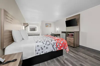 Photo 5 - Econo Lodge Biloxi Beach