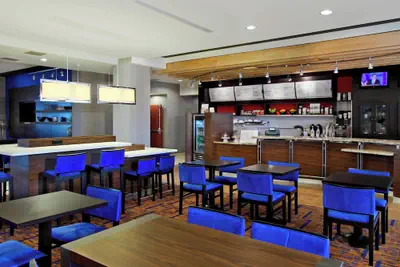 Photo 2 - Courtyard by Marriott Victoria
