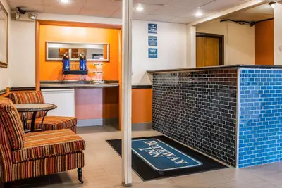 Photo 3 - Rodeway Inn Muskegon Airport