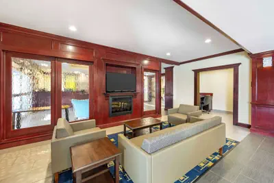 Photo 4 - Best Western Plus Pratt
