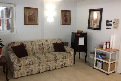 Photo 4 - Travelowe's Motel