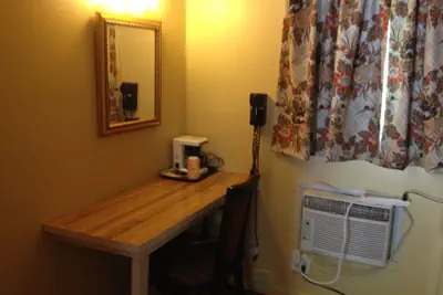 Photo 5 - Travelowe's Motel