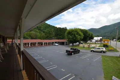 Photo 2 - Travelowe's Motel