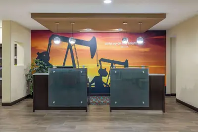 Photo 3 - La Quinta Inn & Suites by Wyndham Artesia
