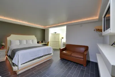 Photo 5 - Romantic Inn & Suites