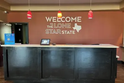 Photo 3 - Quality Inn & Suites Pearsall