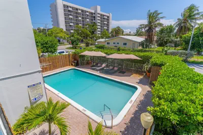 Photo 2 - Bayview Regency Apartments By Lowkl