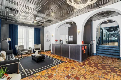 Photo 3 - Nine20 Collins Apartments by Lowkl