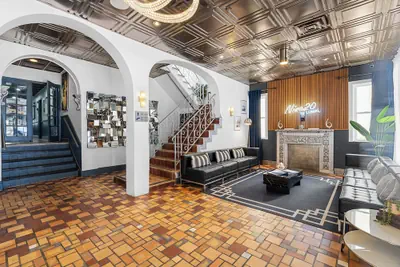 Photo 2 - Nine20 Collins Apartments by Lowkl