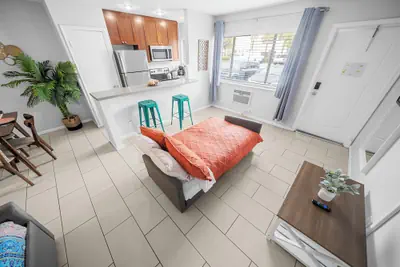 Photo 5 - Bayview Apartments by Lowkl