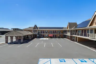 Photo 2 - Ramada Bayside Inn & Suites Eureka