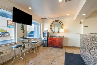 Photo 5 - Econo Lodge Phoenix North I-17