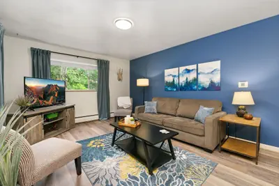 Photo 2 - Azure Suite Walkable Old Town Condo w/ Park View