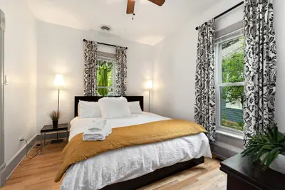Photo 3 - Lola House! Cozy Comfort, Prime Old Town Location