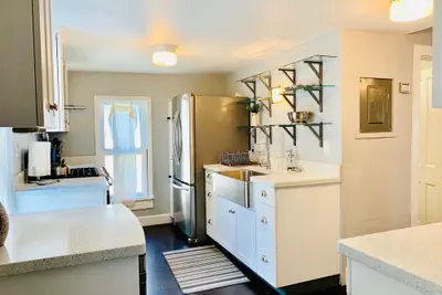 Photo 5 - The Cottage! Chic Bungalow Near Old Town Square!