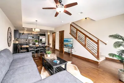 Photo 2 - Spectacular Townhome Near Breweries and River District!