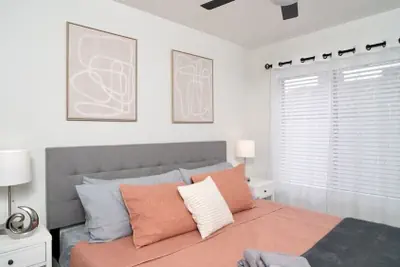 Photo 4 - Beautiful 5-bdrm Vacation Home W/heated Pool !