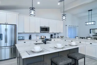 Photo 5 - Beautiful 5-bdrm Vacation Home W/heated Pool !