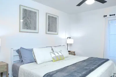 Photo 3 - Beautiful 5-bdrm Vacation Home W/heated Pool !