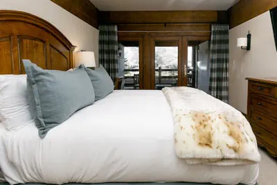 Photo 2 - Deluxe King Room With Deck Hotel Room by RedAwning