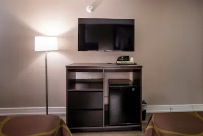 Photo 5 - Super 8 by Wyndham Rockford South