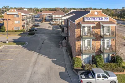Photo 2 - Edgewater Inn