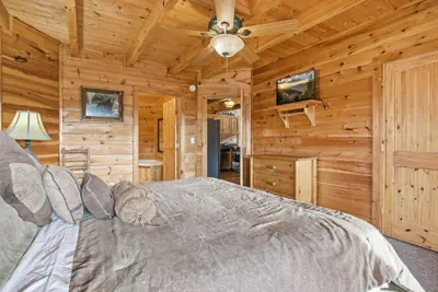 Photo 5 - Peace Of Mind 3 Bedroom Cabin by RedAwning