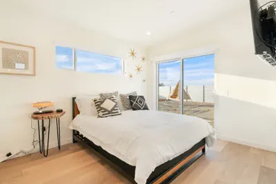 Photo 3 - Sun Oro Joshua Tree - Hot Tub, Bbq, Fire Pit & Gameroom 2 Bedroom Home by RedAwning