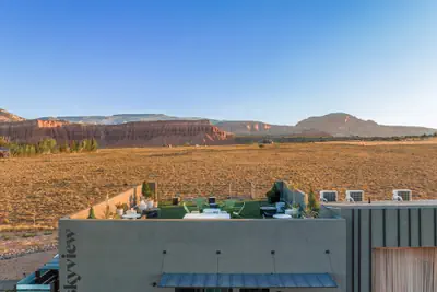 Photo 2 - Skyview Hotel