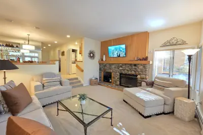 Photo 2 - Delightful Mccloud 2 Bedroom Condo by RedAwning