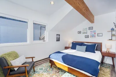 Photo 4 - Comfort, Style, Short Walk To Town Park & Gondola 1 Bedroom Condo by RedAwning