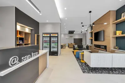 Photo 4 - La Quinta Inn & Suites by Wyndham San Jose Airport-Downtown