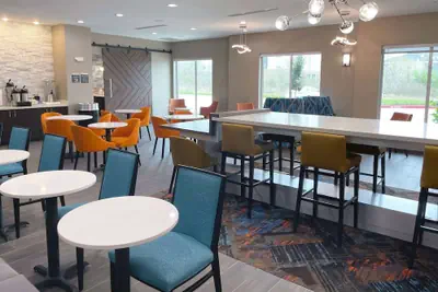 Photo 5 - La Quinta Inn & Suites by Wyndham Sulphur (Lake Charles)