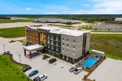 Photo 2 - La Quinta Inn & Suites by Wyndham Sulphur (Lake Charles)