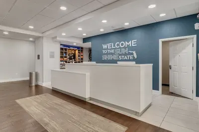 Photo 3 - Holiday Inn Express and Suites Destin Miramar Beach by IHG