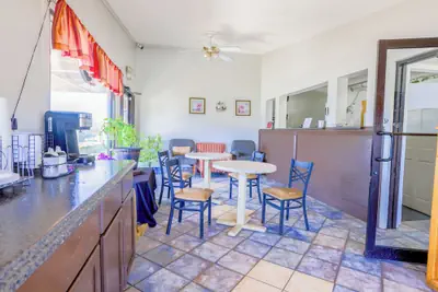 Photo 3 - Cozy Garden Inn By OYO Hwy 40 Richmond
