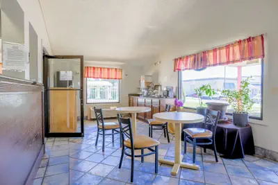 Photo 4 - Cozy Garden Inn By OYO Hwy 40 Richmond