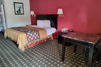 Photo 4 - Budget inn