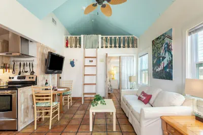 Photo 3 - Casita de Catherine by Avantstay 1 Block to Duval St w/ Hot Tub!