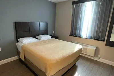 Photo 3 - Royal Hotel Bronx