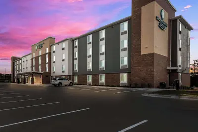 Photo 2 - Woodspring Suites Milwaukee - Menomonee Falls