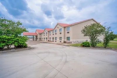 Photo 2 - Days Inn & Suites by Wyndham Beeville