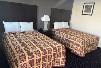 Photo 4 - Broadway Inn