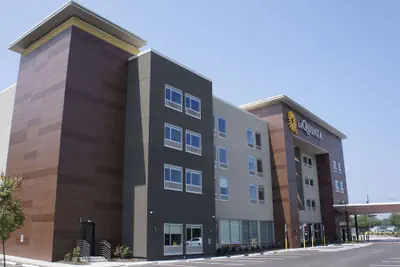 Photo 2 - La Quinta Inn & Suites by Wyndham Manchester / Arnold AFB