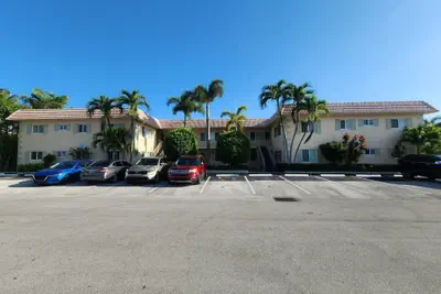 Photo 2 - Coco Palms Apartments By Lowkl
